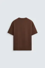 Camiseta marrón de algodón, corte relaxed fit, cuello redondo y manga corta.