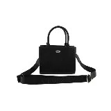 Cartera pequeña de mano color negro, con correa larga de tela con el logo de la marca.