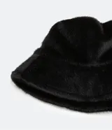 Gorro tipo bucket negro de felpa suave.