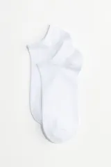 Pack de siete pares de soquetes blancos de algodón.