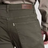 Pantalón de jean color borgoña, corte slim fit, con tecnología Natural Flex y diseño vintage.