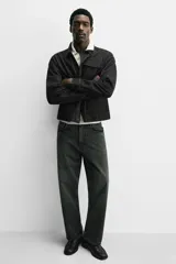 Mocasín de cuero negro con suela a tono y ligero tacón.