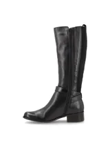 Bota de cuero negro de caña alta con panel trasero elastizado, taco medio y hebilla decorativa.