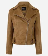 Campera biker color marrón, confeccionada en gamuza sintética, con cuello de solapa, cierre delantero diagonal y bolsillos con cremallera. Incluye tiras ajustables con botones a presión en la parte inferior.