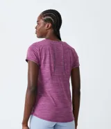 Remera deportiva de poliéster color lila con textura jaspeada, cuello redondo y mangas cortas.