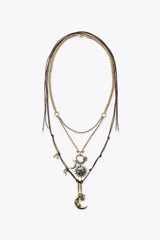 Set de dos collares de diferentes largos. El primero es una cadena dorada de eslabones con dije circular y charms colgantes. El segundo es un collar de cordón marrón con nudos y dijes metálicos de sol y luna.