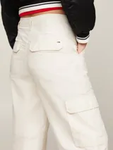 Pantalón cargo color crema de corte cónico, tiro alto y estilo mom. Cuenta con cierre de cremallera y botón, bolsillos laterales y bolsillos tipo cargo.