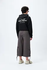 Bermuda gris de corte ancho con bolsillos cargo y tiras ajustables en el ruedo.