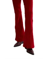 Pantalón acampanado de terciopelo color verde oscuro, con textura acanalada dispuesta en patrón chevron.