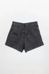 Short de denim negro, tiro medio.