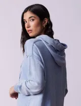Buzo celeste de algodón con capucha, marca Ninety.