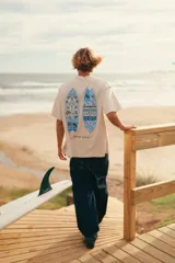 Remerón color crudo con estampa de dos tablas de surf en la espalda y texto "Glassy Waves" en la parte inferior.