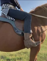 Bota corta de cuero descarne color marrón, con puntera cuadrada, caña media y detalle de costuras en contraste.