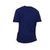 Remera azul de manga corta con bolsillo en el pecho y logo de la marca en la etiqueta.