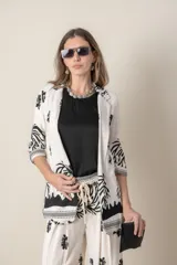 Blazer italiano de lino y viscosa color crudo con estampado de hojas en marrón oscuro. Manga tres cuartos con presilla y corte suelto.