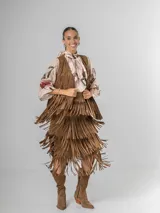 Chaleco de gamuza color marrón con flecos largos y caídos.