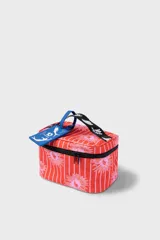 Cooler pequeña con estampado de rayas verticales rojas y flores rosas. Cuenta con manija jacquard en blanco y negro con el monograma Polonio, cierre invisible y interior sellado. Fabricada en poliéster reciclado y aislada con espuma PE laminada en aluminio.