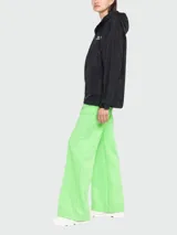 Chaqueta impermeable con capucha Golden Goose modelo Daris, color negro con logo estampado en blanco en el pecho. Cierre frontal con cremallera y cordones ajustables en la capucha.