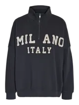 Sudadera gris oscuro con cuello alto con cierre de cremallera y estampado frontal con la inscripción "MILAN ITALY" en letras color crema.
