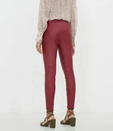 Pantalón legging color borgoña de cuero sintético.