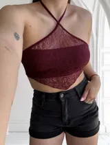 Top de encaje bordó con cuello halter y espalda descubierta.