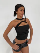 Top negro ajustado al cuerpo con diseño cruzado en el busto y cuello halter, sujetado por un anillo metálico central.