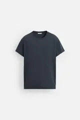 Camiseta azul oscuro de corte slim fit con mangas cortas y cuello redondo.