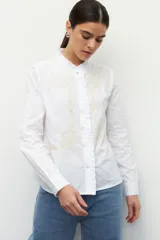 Camisa de manga larga de algodón blanca, con bordado delicado y cuello mao con volados.