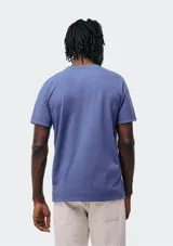 Camiseta básica de manga corta, cuello redondo y calce regular, color rojo jaspeado.