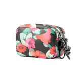 Bandolera rectangular de símil cuero negro con estampado de flores rosas, rojas y verdes. Tiene correa regulable, cierre superior, bolsillo interno con cierre y bolsillo interno abierto. Herrajes plateados y forro de tela de algodón y poliéster.