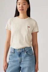 Remera color avena de corte recto, manga corta y cuello redondo. Tiene un pequeño logo de Levi's en el pecho.