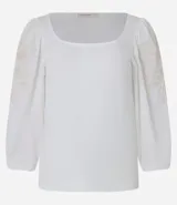 Blusa negra de rib con escote cuadrado, mangas largas abullonadas y bordado floral blanco en los laterales de las mangas.