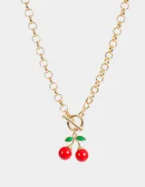 Collar corto dorado con cadena de eslabones y dije de cerezas esmaltadas en rojo y verde.