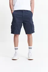 Bermuda cargo de corte clásico, confeccionada en tela resistente y cómoda, con pasa cintos, cremallera y botón.