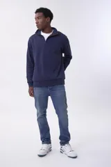 Buzo de friza gris con cuello alto y cierre parcial con cremallera.