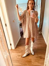 Vestido suelto de encaje color dorado con lentejuelas, escote en V y mangas cortas.