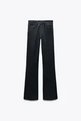 Pantalón de jean negro de tiro medio, corte bootcut y cinco bolsillos.