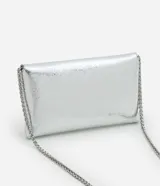 Cartera tipo billetera plateada de poliuretano con superficie metalizada y cierre sobre con botón. Incluye correa de cadena fina color níquel.