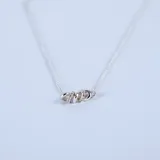 Gargantilla de plata 925 con cadena de eslabones y dije de aros entrelazados con circonias.