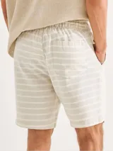 Bermuda gris con rayas horizontales azules, cintura elastizada con cordón ajustable y bolsillos laterales.