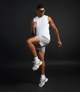 Bermuda deportiva masculina de poliéster, modelo running, color negro. Posee cintura elástica con ajuste interno, sin estampa y bolsillo trasero con cremallera.