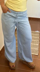 Pantalón celeste de lino con pretina elastizada y cordón ajustable.