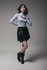 Polera manga larga gris con cuello alto.