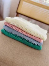 Musculosa de hilo de punto calado, disponible en celeste, natural, rosado y verde.