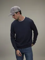 Sweater azul marino de tejido de punto liso, con cuello redondo y mangas largas.