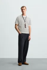 Camiseta de hombre de punto con mezcla de viscosa, a rayas horizontales blancas y azul marino. Tiene cuello redondo, manga corta y terminaciones en rib.