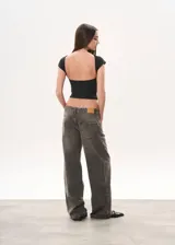 Pantalón de jean color gris óxido, corte wide leg y tiro bajo.