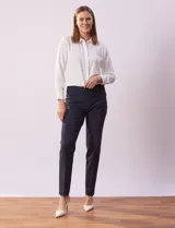Pantalón de gabardina elastizada azul marino, marca Ruby Rd. Diseño liso con bolsillos simulados en la parte delantera y bolsillos aplicados en la parte trasera.