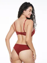 Conjunto de ropa interior color borgoña de encaje, compuesto por un soutien con aro y una bombacha tipo colaless.