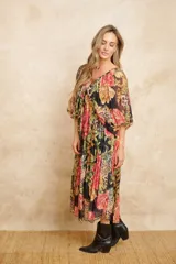 Vestido midi con estampado floral y animal print, escote en V y mangas abullonadas.